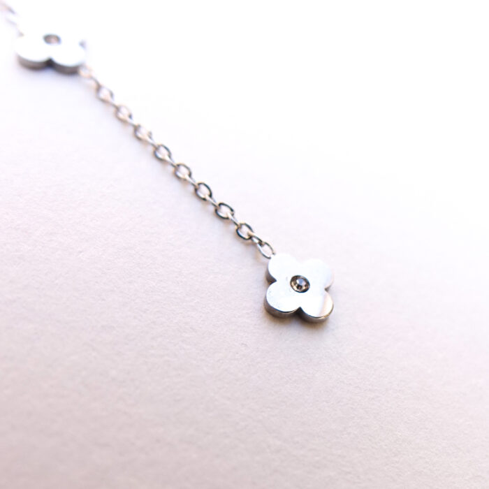 Collier lasso en Y avec trèfles et petits brillants - Image 3